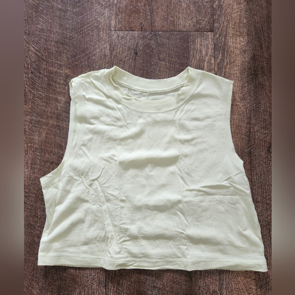 Lululemon crop top size 4 dewy